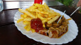 Currywurst Pommes Imbiss mit Herz