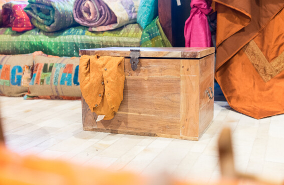 Truhen, Kommoden und Sideboards aus Massivholz in verschiendenen Farben und Ausführungen.