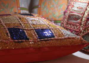 Indische Textilien mit vielen Farben und aufwendigen Stickereien.