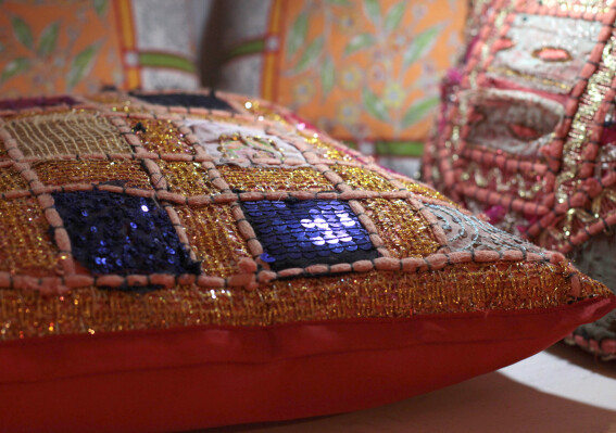 Indische Textilien mit vielen Farben und aufwendigen Stickereien.