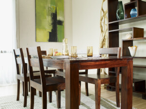 Möbel aus Massivholz, meist Akzienholz. Moderner Look mit rustikaler Verarbeitung.