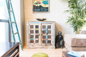 Sidebaords, Kommoden und Möbel aus recyceltem Holz mit alten Schnitzleisten aus indischer Handwerkskunst.