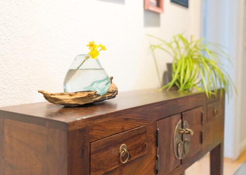 Massivholzmöbel für Flur und andere Bereiche. Schlicht, elegant und doch mit Charakter.