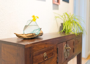 Massivholzmöbel für Flur und andere Bereiche. Schlicht, elegant und doch mit Charakter.