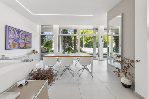 IPC Immobilien Florian Mermeze Blick zum Fenster.jpg