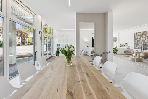 IPC Immobilien Florian Mermeze Tisch nah.jpg