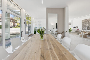 IPC Immobilien Florian Mermeze Tisch nah.jpg
