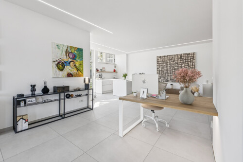 IPC Immobilien Florian Mermeze Eingang Schreibtisch.jpg