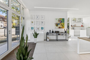IPC Immobilien Florian Mermeze Urkundenwand.jpg