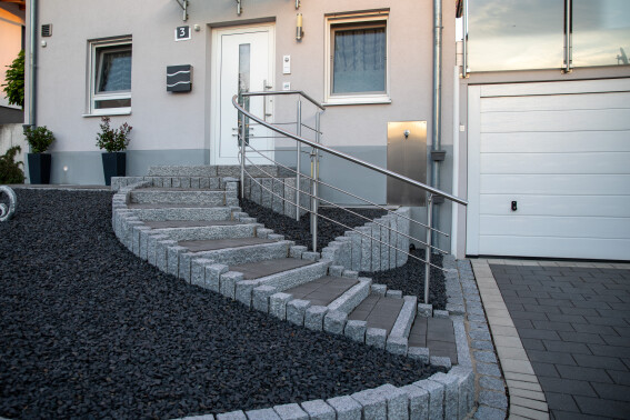 Stufenanlage mit Granitpalisaden