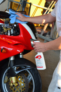 Motorrad versiegeln mit ROTWEISS Sprühwachs