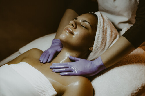 Meridiane Gesichts-Massage mit Gesichtsbehandlung