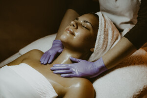 Meridiane Gesichts-Massage mit Gesichtsbehandlung