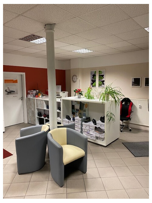 Wartebereich mit Theke.jpg