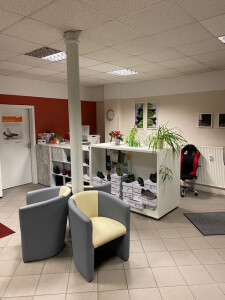 Wartebereich mit Theke.jpg