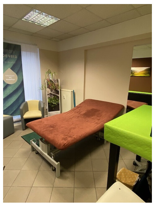 Kabine 2 Spiegel, Stuhl, Bobath-Liege.jpg