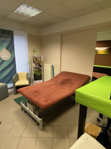 Kabine 2 Spiegel, Stuhl, Bobath-Liege.jpg