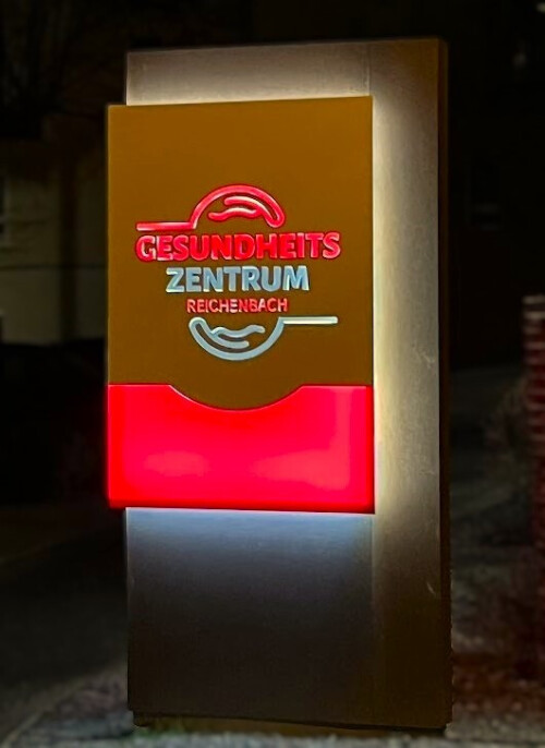 Gesundheitszentrum bei Nacht 2.jpg
