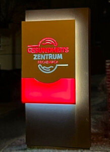 Gesundheitszentrum bei Nacht 2.jpg