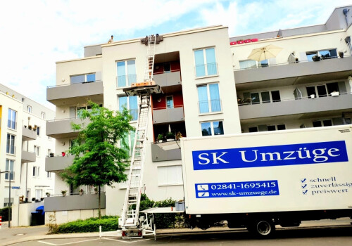 LKW mit Aufzug SK Umzüge.jpg