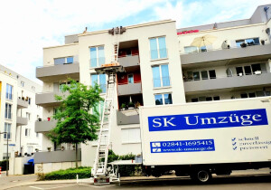 LKW mit Aufzug SK Umzüge.jpg