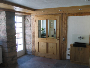 Holztüren und Deckenpaneele