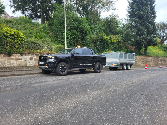 Ford Ranger mit 3,5 to Kipper beim Sicherungsschnitt in der Kurve