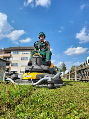 Stiga Park 500WX mit 110 cm Mähdeck beim Rasenmähen