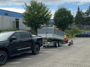 Ford Ranger mit 3,5 to Kipper beim Rasenmähen am Hang