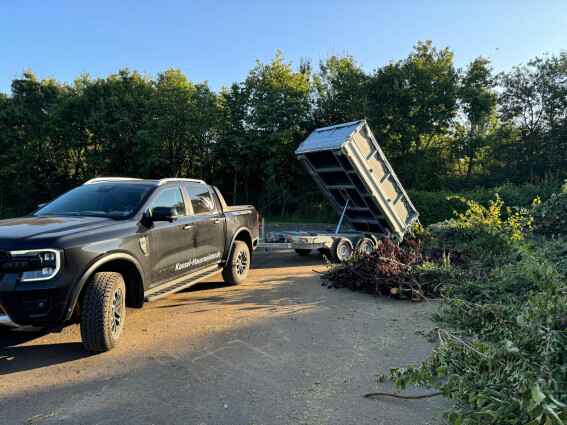 Ford Ranger mit 3,5 to Kipper beim Entleeren von Grünschnitt auf dem Entsorgungshof