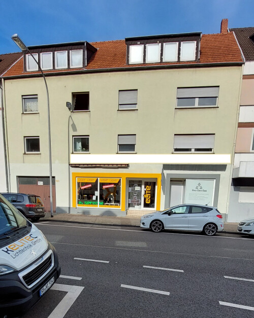 Ladenlokal aussen mit Bus.jpg