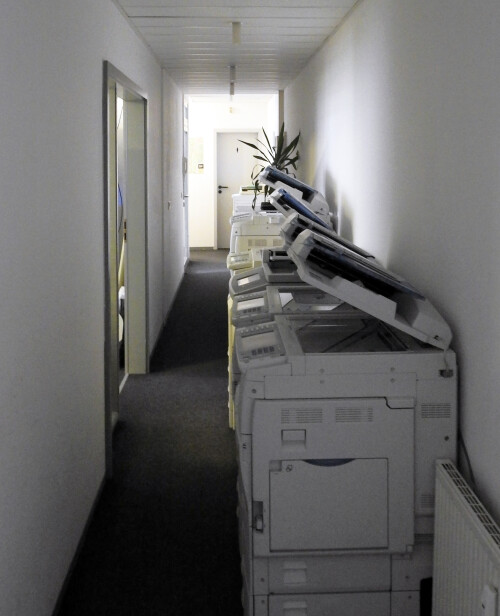 Flurbereich mit Maschinen, die abgeholt werden