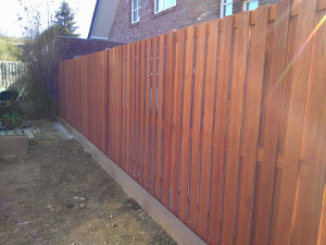 Bangkirai Zaun mit Randsteinen.jpeg