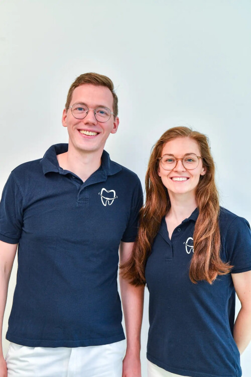 Freundliches Team der Kieferorthopädie Dr. Lukas Mertens in Bergheim – Ihre Experten für Zahnspangen und moderne Kieferorthopädie.