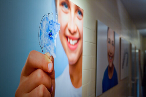 Innenansicht der Kieferorthopädie Praxis Dr. Lukas Mertens in Bergheim mit großformatigen Bildern und moderner Einrichtung – perfekte Umgebung für eine angenehme Zahnbehandlung.