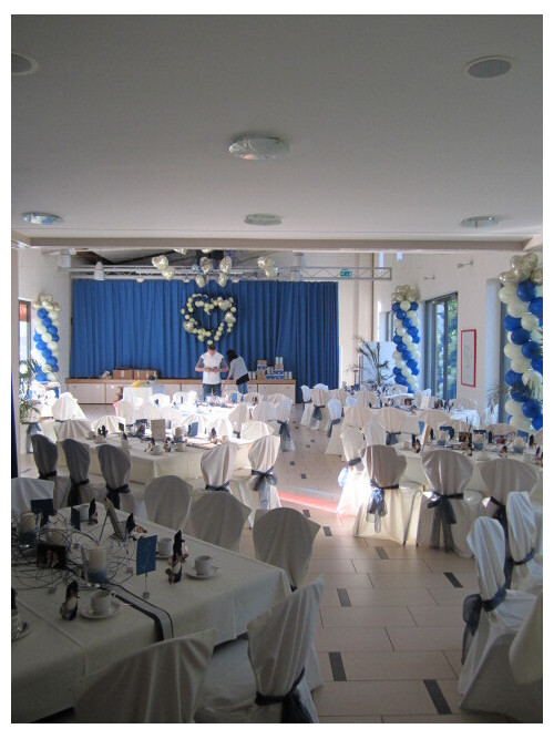 Saaldeko für eine Hochzeit inkl. Tisch und Innenraumgestaltung