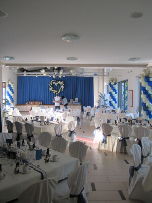 Saaldeko für eine Hochzeit inkl. Tisch und Innenraumgestaltung