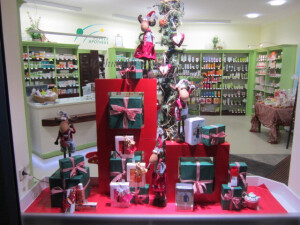 klassische Weihnachtsdeko in einer Apotheke