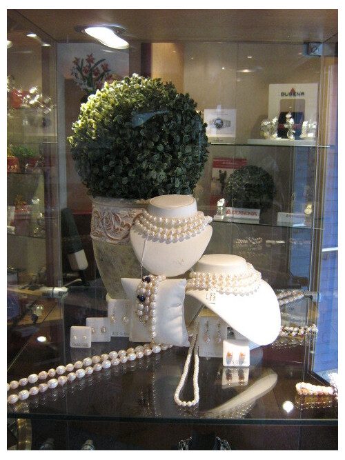 Elegante Schmuckdeko in einer Vitrine und den dazugehörigen Schaufenstern