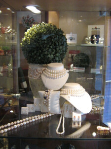 Elegante Schmuckdeko in einer Vitrine und den dazugehörigen Schaufenstern