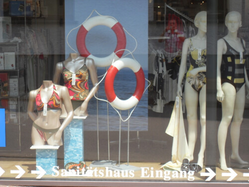 Bademodendekoration in einem Sanitätshaus