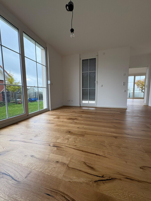 Neues Eichenparkett, bodentiefe Fenster und komplette Elektroinstallation. Vom Rückbau bis zur schlüsselfertigen Übergabe, vier Gewerke, ein Ansprechpartner.