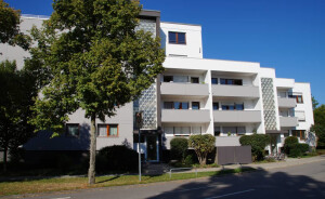 Referenzobjekt Dieses Mehrfamilienhaus im Westen von Regensburg (28 Einheiten inkl. Tiefgaragen- und Außenstellplätzen) wurde durch das Team von Kompass Immobilien Ratisbona im Alleinauftrag vermarktet.