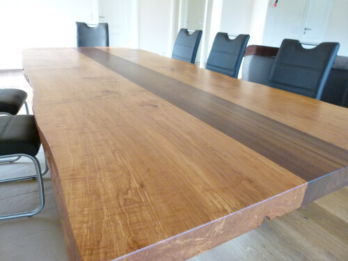 Eleganter Tisch in Echtholz