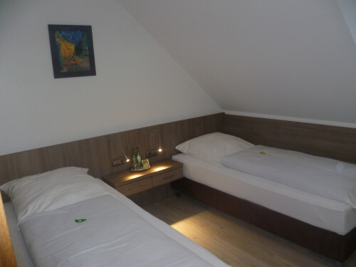 Kleines 2 Bett Zimmer mit Dusche und WC