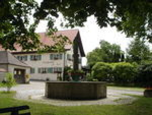 Landgasthof zur Post mit Brunnen
