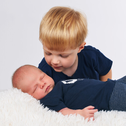 Babyshooting mit großem Bruder.jpg