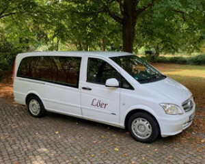 Wir haben uns ganz bewusst für eine weiße Lackierung entschieden. Je nach Kultur werden Farben anders wahrgenommen und haben andere Bedeutungen. Was viele Kulturen jedoch gemein haben: Die Farbe der Trauer und des Todes ist weiß. Im alten Europa war dies