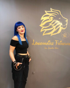 erfahrene Top Hairstylistin ◉ kurzhaar expertin ◉ Fachgebiet: Trendfarben und modisches Styling ◉ klassische-moderne Dauerwelle