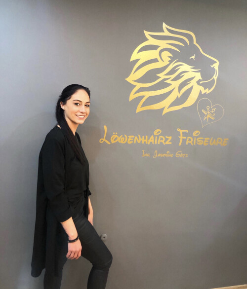 Jasmine Götz Geschäftsinhaberin (Friseurmeisterin) ◉ Trendfarben / Balage ◉ Flechfrisuren / modisches Styling ◉ Spezalisiert auf Steckfrisuren